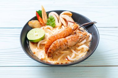 Baharatlı karides udon ramen noodle (Tom Yum Goong) - Japon füzyon gıda tarzı