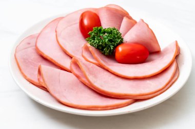 tabağa dilimlenmiş jambon füme