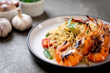 ızgara karides ve domates - İtalyan Füzyon gıda tarzı ile tavada kızartılmış spagetti