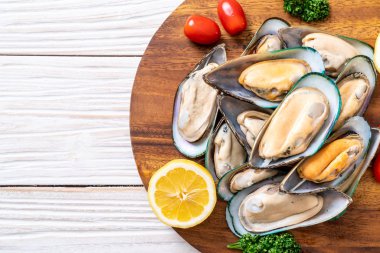 malzemelerle ahşap tahta üzerinde taze midye