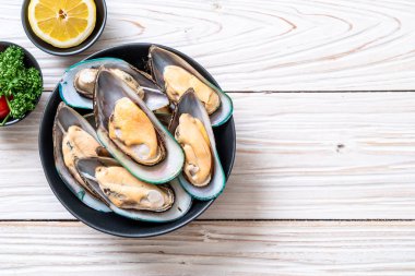 üzerinde siyah kase taze midye