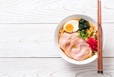 Baharatlı miso udon ramen noodle ile domuz eti - Japon gıda tarzı