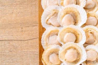 Ahşap tahta üzerinde taze kabuk tarak