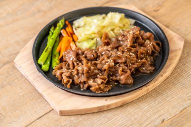 sıcak plaka - Asya tarzı domuz biftek dilimlenmiş