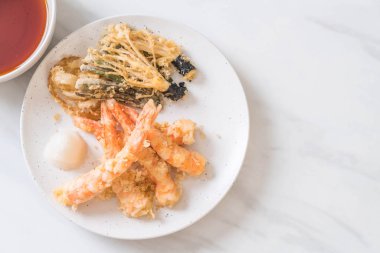 karides tempura (hırpalanmış kızarmış karides) sebze - Japon gıda tarzı
