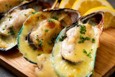 Peynirli taze midye.