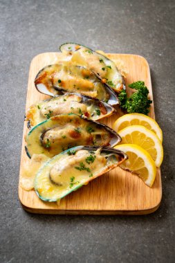 Peynirli taze midye.