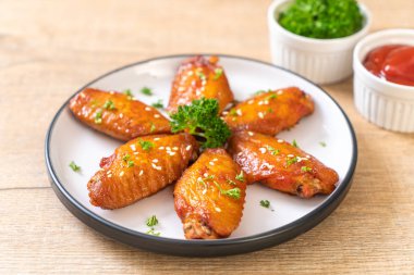 Beyaz susamlı ızgara tavuk kanadı.