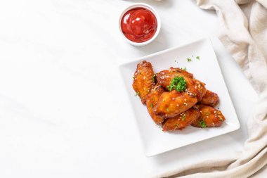 Beyaz susamlı ızgara tavuk kanadı.