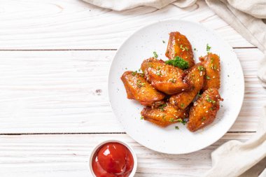 Beyaz susamlı ızgara tavuk kanadı.