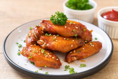 Beyaz susamlı ızgara tavuk kanadı.