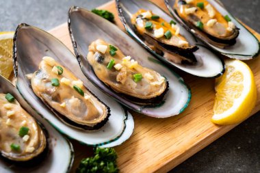 deniz ürünleri midye limon ve sarımsak ile