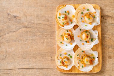 Kızarmış deniz tarağı, tereyağı ve sarımsak.