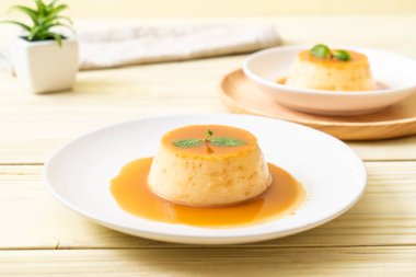 Naneli ev yapımı karamel kremalı puding.