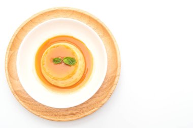 Ev yapımı karamel kremalı puding beyaz arka plan üzerinde izole