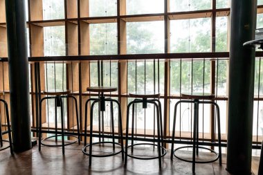 boş ahşap yemek masası ve sandalye restoran ve kafe