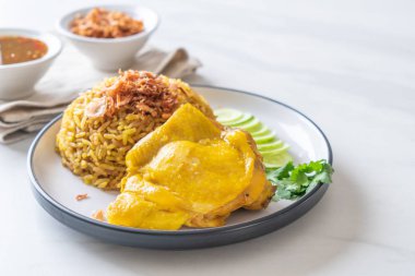 Tavuk - Müslüman gıda tarzı ile Müslüman sarı pirinç