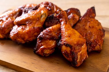 Masada ızgara ve ızgara tavuk.