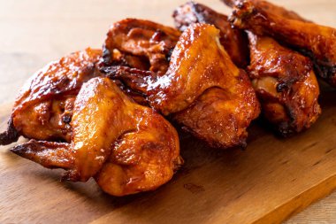 Masada ızgara ve ızgara tavuk.