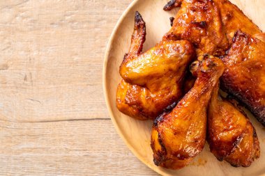 Masada ızgara ve ızgara tavuk.