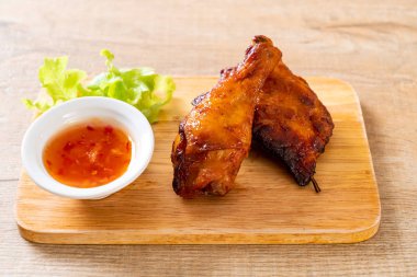 Masada ızgara ve ızgara tavuk.