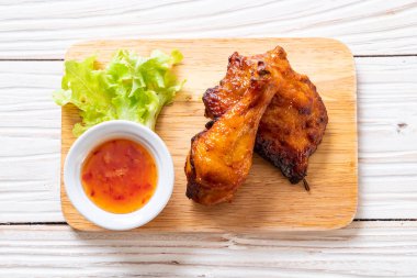 Masada ızgara ve ızgara tavuk.