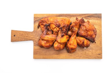 ızgara ve Barbekü tavuk beyaz arka plan üzerinde izole