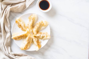 Japon gyoza 'sı ya da soya soslu hamur tatlısı.
