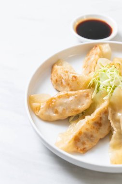 Japon gyoza 'sı ya da soya soslu hamur tatlısı.