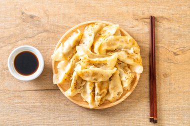 Japon gyoza 'sı ya da soya soslu hamur tatlısı.