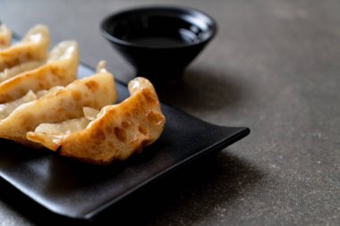 Japon gyoza 'sı ya da soya soslu hamur tatlısı.