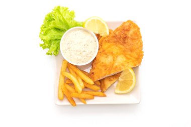 Beyaz arkaplanda balık ve cips izole