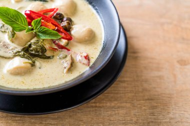 Balık top - Tay gıda ile yeşil köri