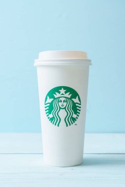 Bangkok, Tayland - 5 Haziran 2018: Beyaz kahve fincanı Starbucks logosu üzerinde tahta arka plan ile. Starbucks dünyanın en büyük kahve evi 61 ülke içinde 20.000'den fazla mağaza ile mi.