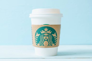Bangkok, Tayland - 5 Haziran 2018: Beyaz kahve fincanı Starbucks logosu üzerinde tahta arka plan ile. Starbucks dünyanın en büyük kahve evi 61 ülke içinde 20.000'den fazla mağaza ile mi.