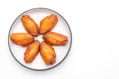 Beyaz arka plan üzerinde izole Barbekü tavuk kanadı