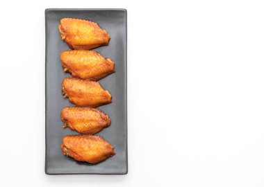 Beyaz arka plan üzerinde izole Barbekü tavuk kanadı