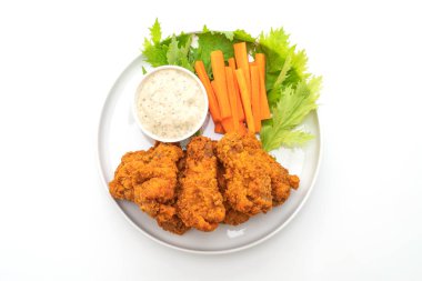 sebze izole üzerinde beyaz arka plan ile kızarmış baharatlı tavuk kanatları