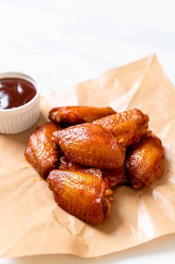 Barbekü tavuk kanadı sosu ile