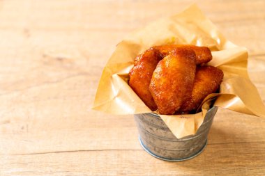 Barbekü tavuk kanadı sosu ile