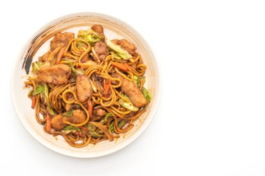 tavada kızartılmış yakisoba noodle beyaz arka plan üzerinde izole domuz eti ile