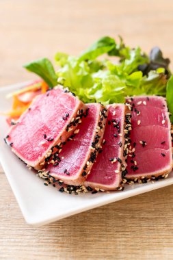 Taze ton balığı ve sebze salatası. Sağlıklı yemek.