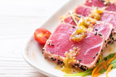 Taze orkinos ile baharatlı salata sosu - ham sağlıklı gıda