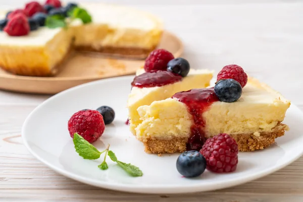 Homemade Cheesecake Fresh Raspberries Blueberries — Stock Photo, Image