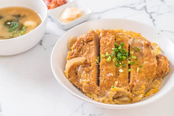 Kızarmış domuz pirzolası kasesi (Katsudon) - Japon yemek tarzı