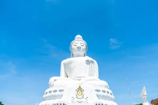 Buda Grande Mármore Branco Com Céu Azul Phuket Tailândia — Fotografia de Stock
