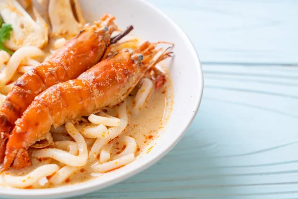 Baharatlı karides udon ramen noodle (Tom Yum Goong) - Japon füzyon gıda tarzı