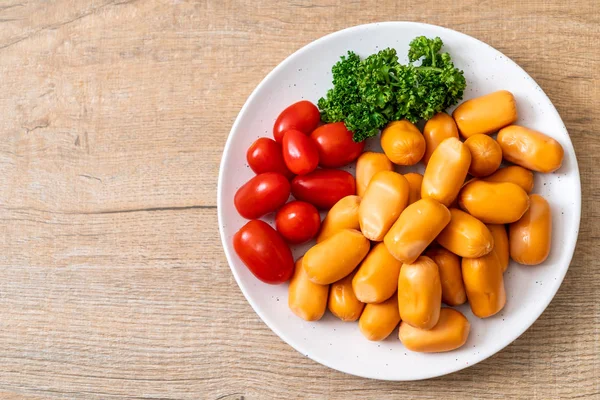 domuz eti kokteyl sosisi plaka üzerinde