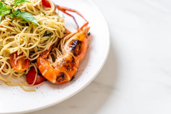 ızgara karides ve domates - İtalyan Füzyon gıda tarzı ile tavada kızartılmış spagetti
