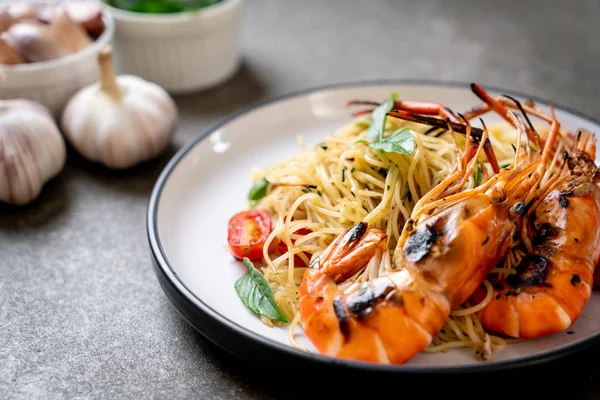 ızgara karides ve domates - İtalyan Füzyon gıda tarzı ile tavada kızartılmış spagetti